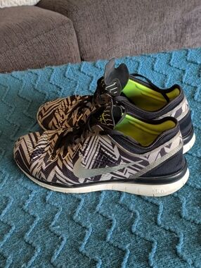 Nike Men’s Black & White Tribal Pattern Running Shoes with Lime Lining